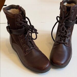 UGG sz 8 short brown leather waterproof fleece lined boots.
